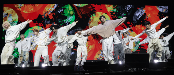 아이덴티티, 화려한 무대