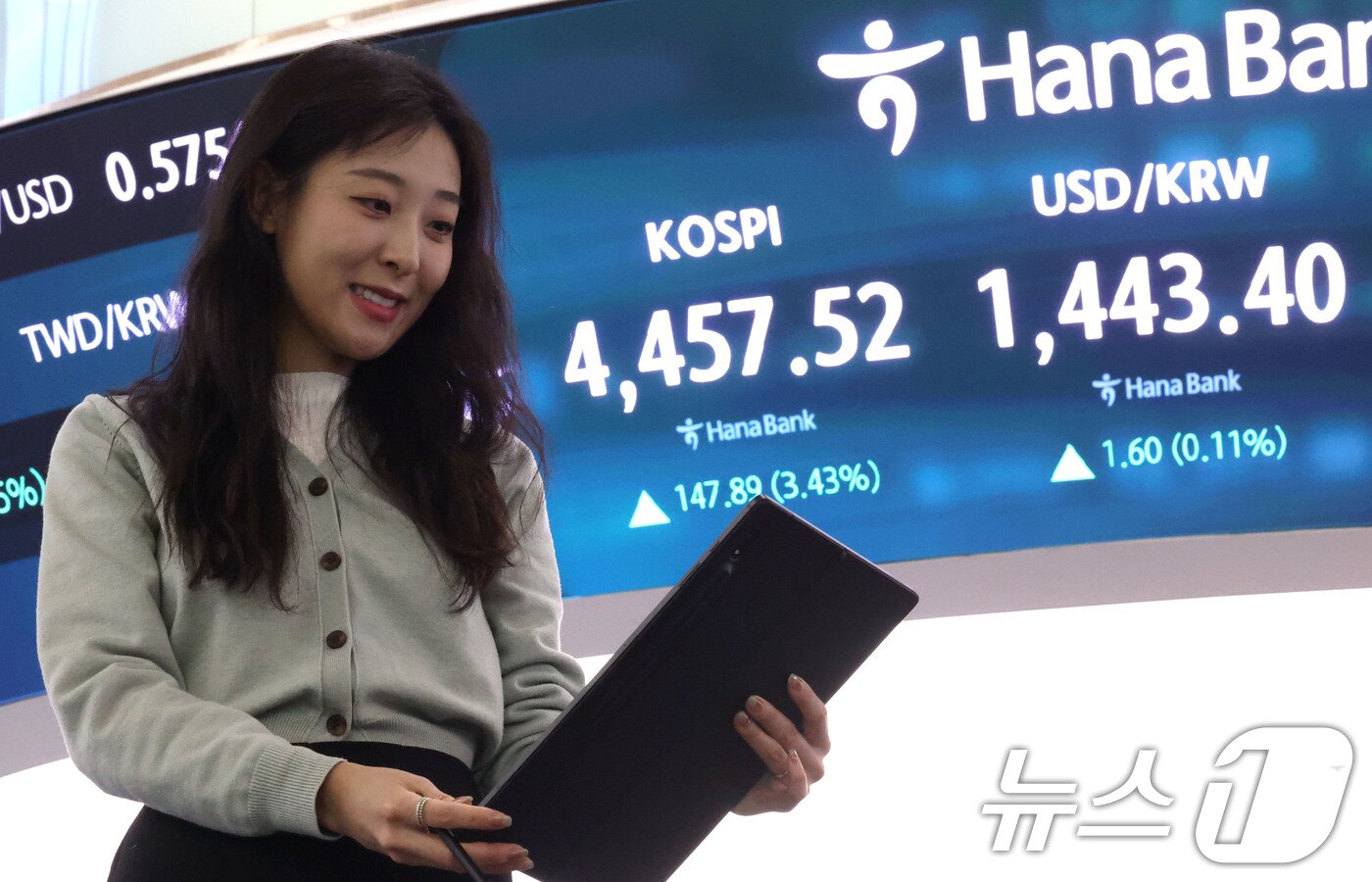 본문 이미지 - 코스피가 종가 기준 역대 최고치를 기록한 5일 서울 중구 하나은행 본점 딜링룸 현황판에 코스피 지수가 전장대비 147.89포인트(3.43%)상승한 4,457.52를 나타내고 있다. 2026.1.5/뉴스1 ⓒ News1 이광호 기자