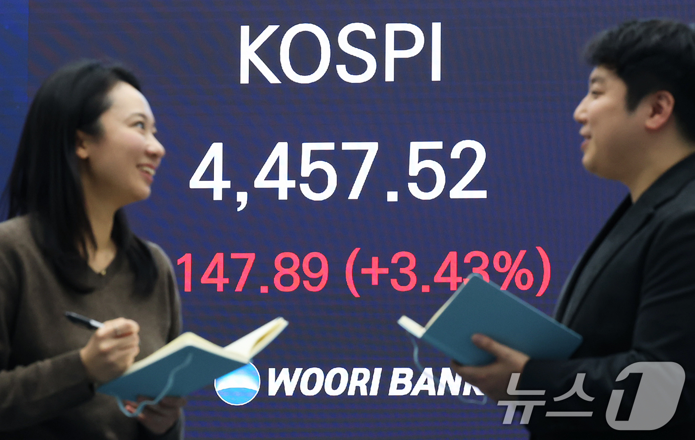 (서울=뉴스1) 오대일 기자 = 코스피가 국내 반도체 대장주 삼성전자·SK하이닉스의 강세에 힘입어 사상 최고치 기록을 갈아치운 5일 오후 서울 중구 우리은행 본점 딜링룸 전광판에 …