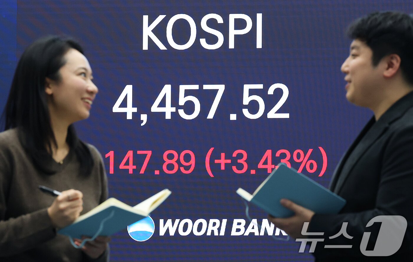 본문 이미지 - 코스피가 국내 반도체 대장주 삼성전자·SK하이닉스의 강세에 힘입어 사상 최고치 기록을 갈아치운 5일 오후 서울 중구 우리은행 본점 딜링룸 전광판에 종가가 표시되고 있다.  2026.1.5/뉴스1 ⓒ News1 오대일 기자