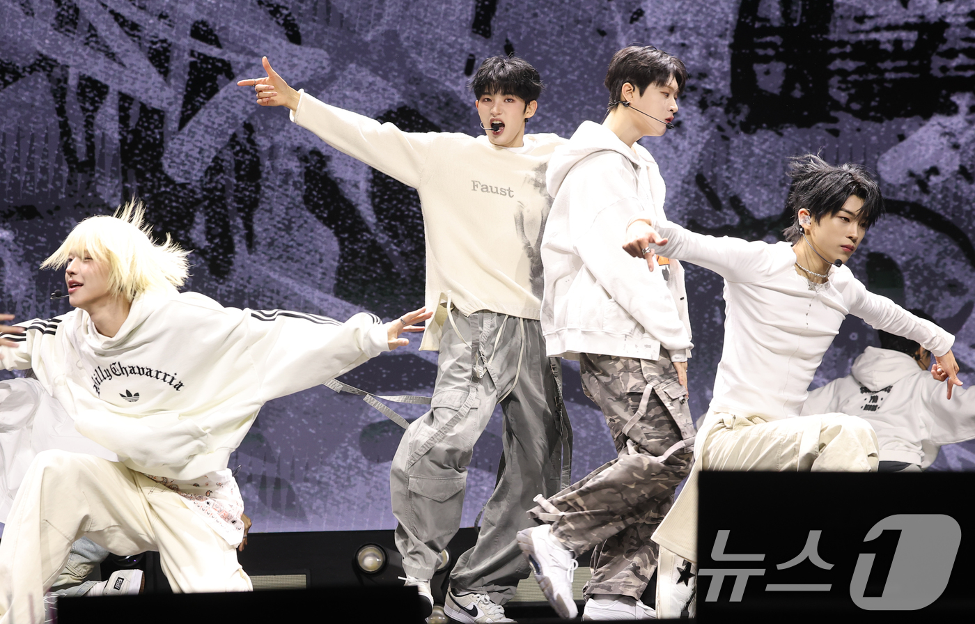 (서울=뉴스1) 권현진 기자 = 아이덴티티(idntt)의 유닛인 예스위아(yesweare)가 5일 서울 용산구 한남동 블루스퀘어에서 가진 쇼케이스에서 화려한 무대를 선보이고 있다. …