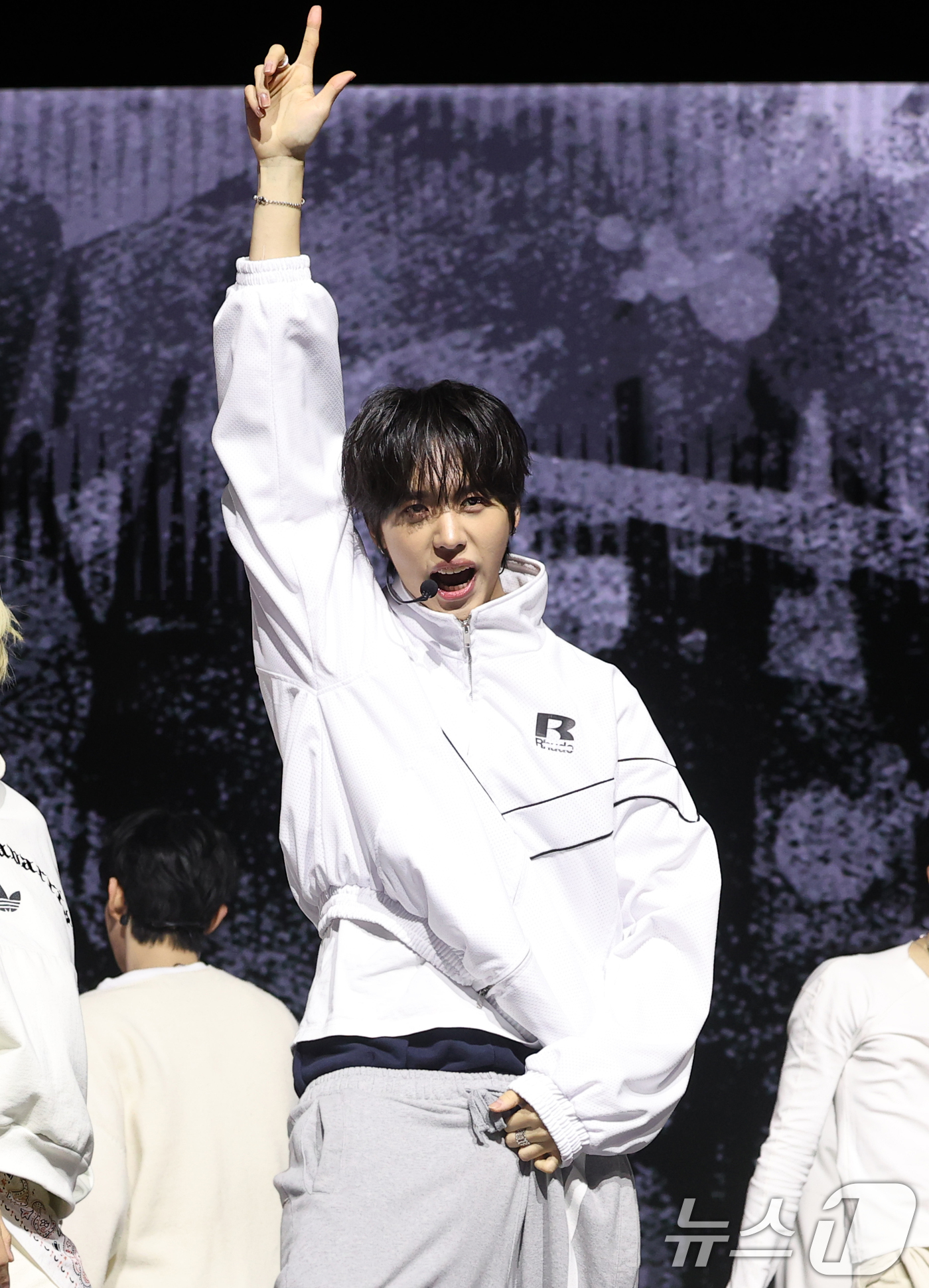 (서울=뉴스1) 권현진 기자 = 아이덴티티(idntt)의 유닛인 예스위아(yesweare) 최태인이 5일 서울 용산구 한남동 블루스퀘어에서 가진 쇼케이스에서 화려한 무대를 선보이고 …