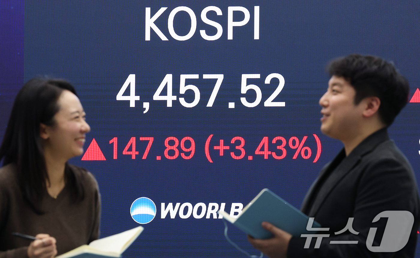 (서울=뉴스1) 오대일 기자 = 코스피가 국내 반도체 대장주 삼성전자·SK하이닉스의 강세에 힘입어 사상 최고치 기록을 갈아치운 5일 오후 서울 중구 우리은행 본점 딜링룸 전광판에 …