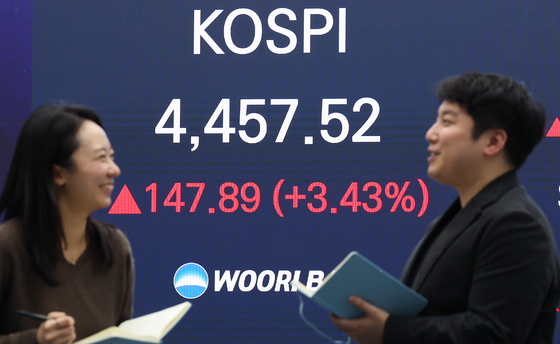 코스피 3.43% 급등, 4400도 돌파...아증시 최고 상승률