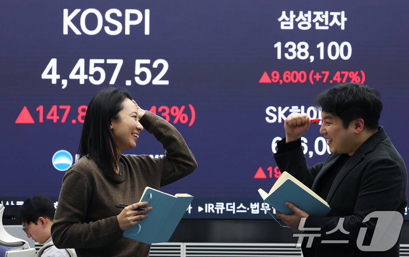 본문 이미지 - 코스피가 국내 반도체 대장주 삼성전자·SK하이닉스의 강세에 힘입어 사상 최고치 기록을 갈아치운 5일 오후 서울 중구 우리은행 본점 딜링룸 전광판에 종가가 표시되고 있다.  2026.1.5/뉴스1 ⓒ News1 오대일 기자