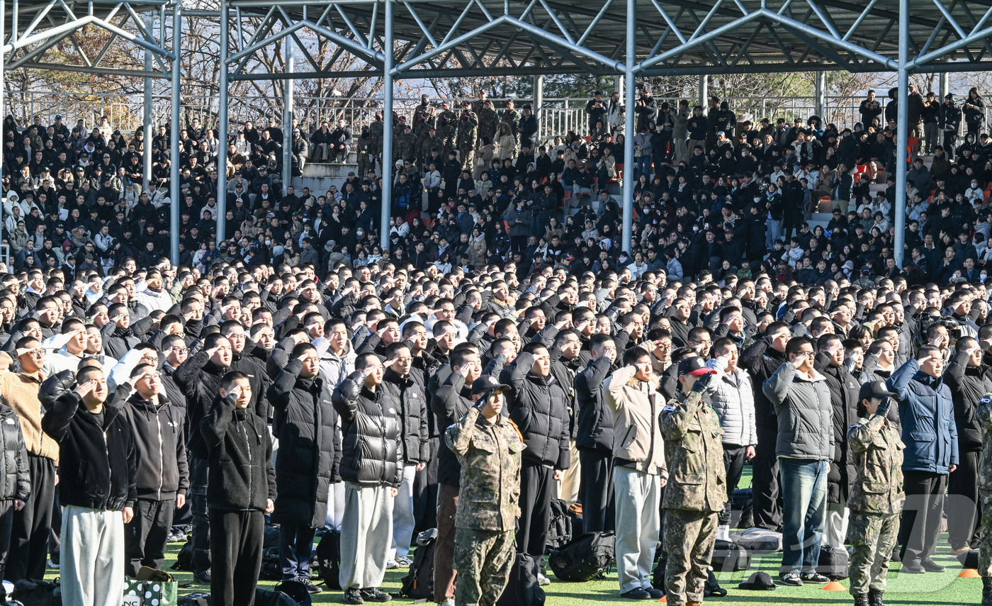 (서울=뉴스1) = 5일 오후 충남 논산 육군훈련소에서 열린 새해 첫 입영식에서 입영장정들이 경례를 하고 있다. (육군 제공. 재판매 및 DB 금지)  2026.1.5/뉴스1