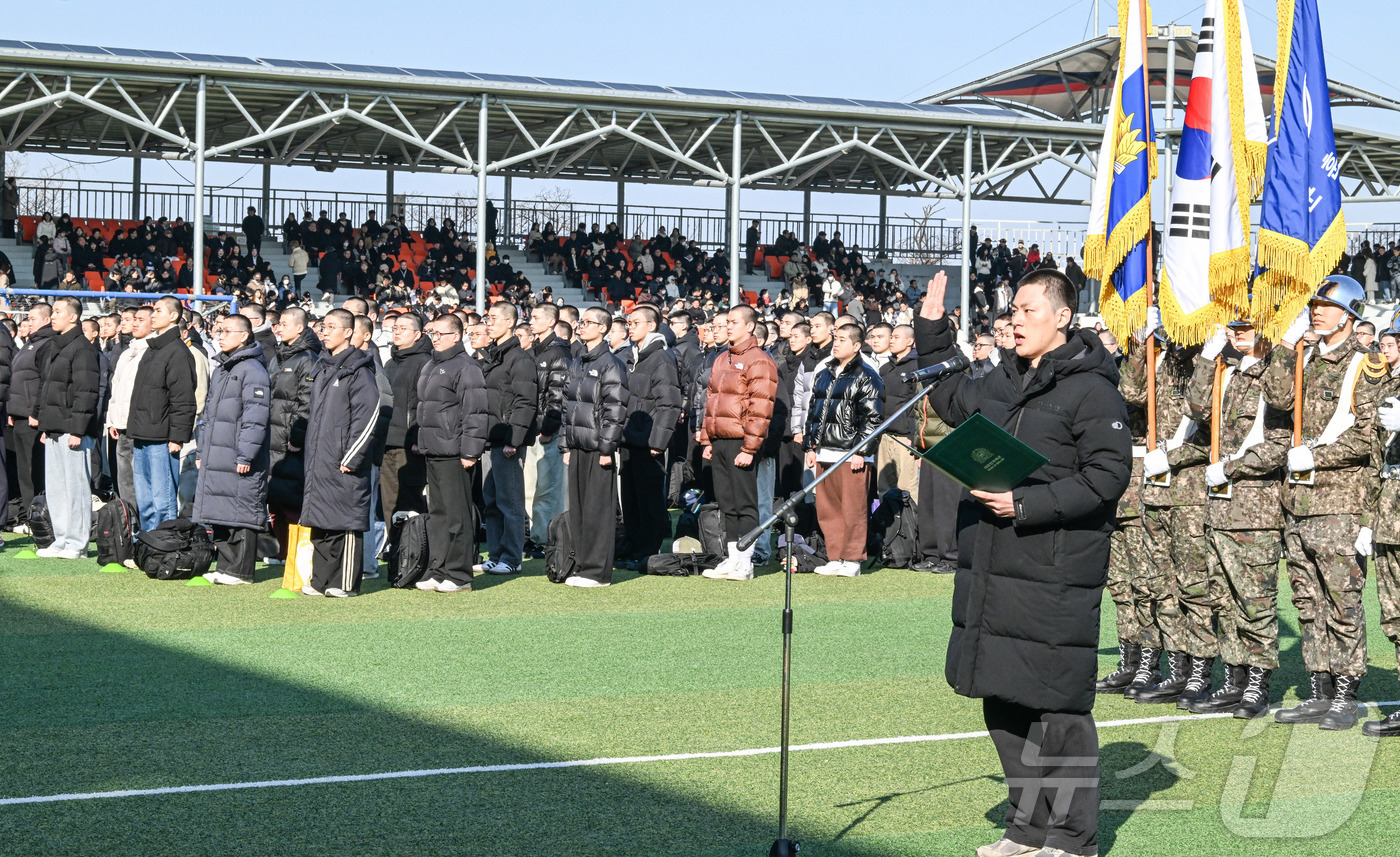 (서울=뉴스1) = 5일 오후 충남 논산 육군훈련소에서 열린 새해 첫 입영식에서 입영장정들이 선서를 하고 있다. (육군 제공. 재판매 및 DB 금지) 2026.1.5/뉴스1