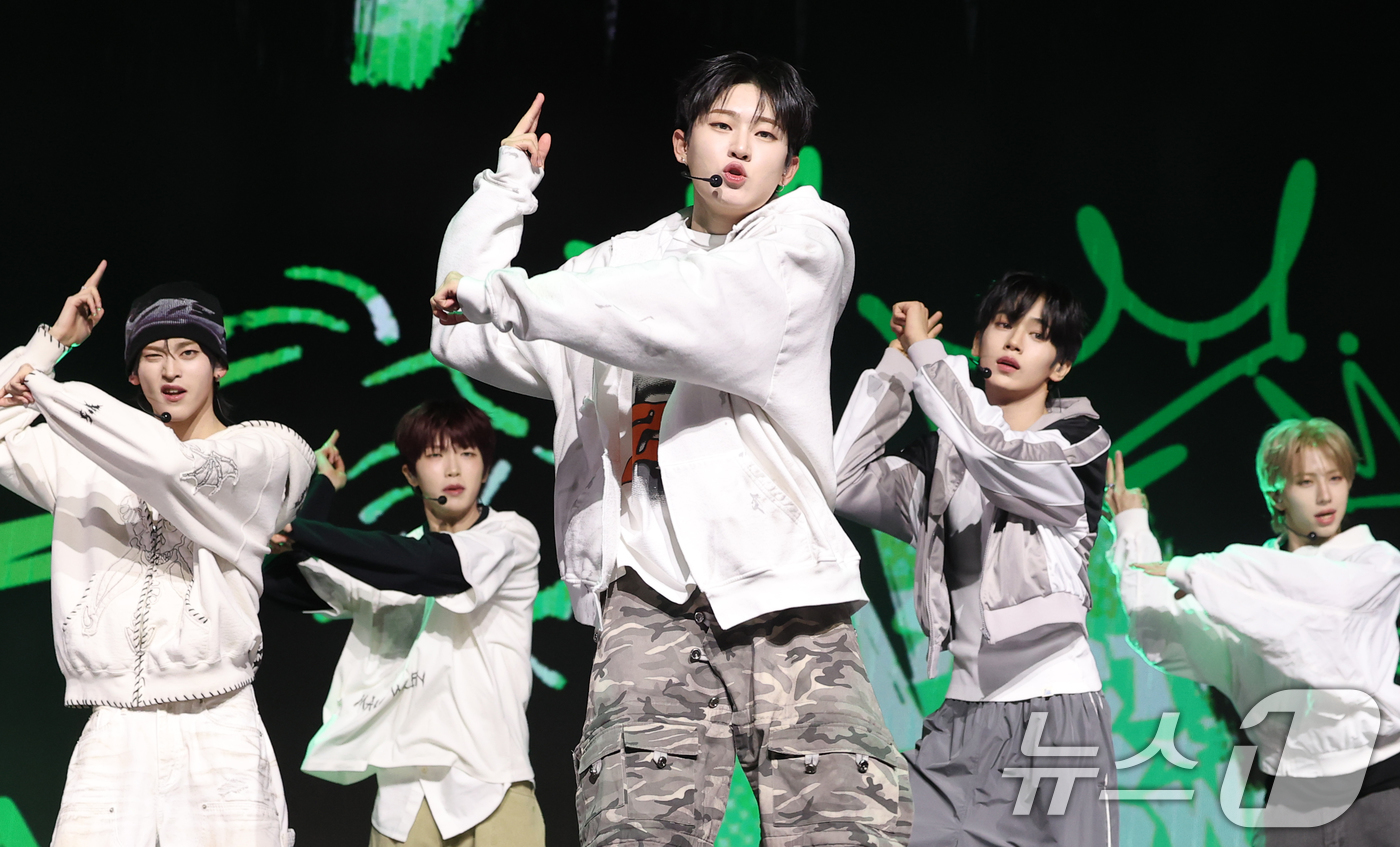 (서울=뉴스1) 권현진 기자 = 아이덴티티(idntt)의 유닛인 예스위아(yesweare)가 5일 서울 용산구 한남동 블루스퀘어에서 가진 쇼케이스에서 화려한 무대를 선보이고 있다. …