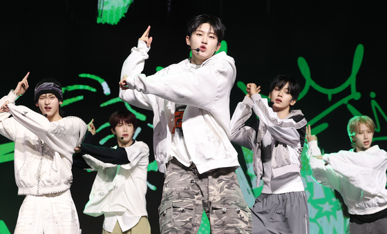 예스위아, 에너지 넘치는 무대