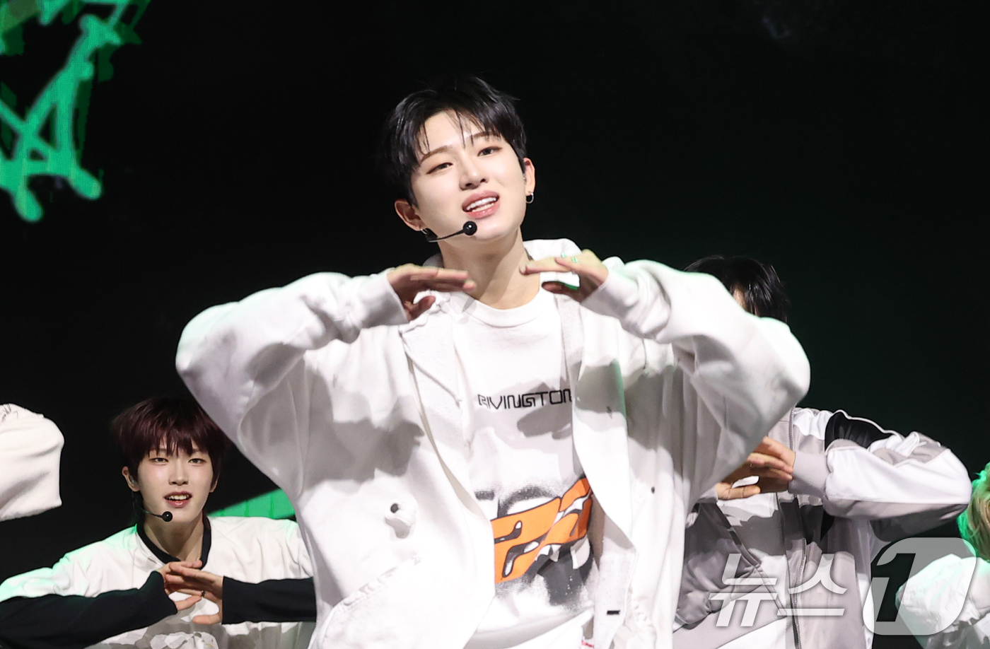 (서울=뉴스1) 권현진 기자 = 아이덴티티(idntt)의 유닛인 예스위아(yesweare) 한예준이 5일 서울 용산구 한남동 블루스퀘어에서 가진 쇼케이스에서 화려한 무대를 선보이고 …