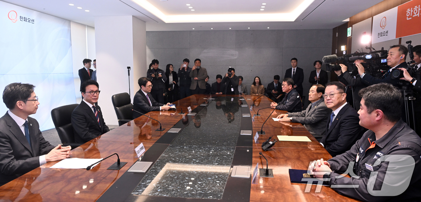 (서울=뉴스1) 김명섭 기자 = 5일 서울 중구 한화오션 서울사무소에서 열린 한화오션 원·하청 상생협력 선포식에서 김민석 국무총리, 김경수 지방시대위원회 위원장, 권창준 고용노동부 …