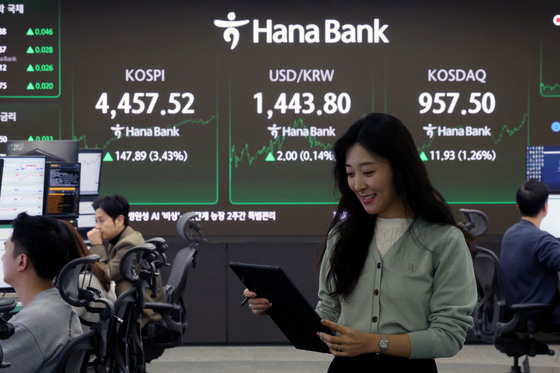 사상 최고치 기록한 코스피, 코스닥-원달러환율도 '상승'