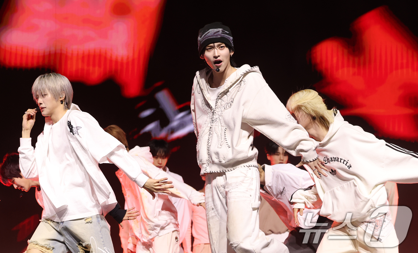 (서울=뉴스1) 권현진 기자 = 아이덴티티(idntt)의 유닛인 예스위아(yesweare) 토와(가운데)가 5일 서울 용산구 한남동 블루스퀘어에서 가진 쇼케이스에서 화려한 무대를 …