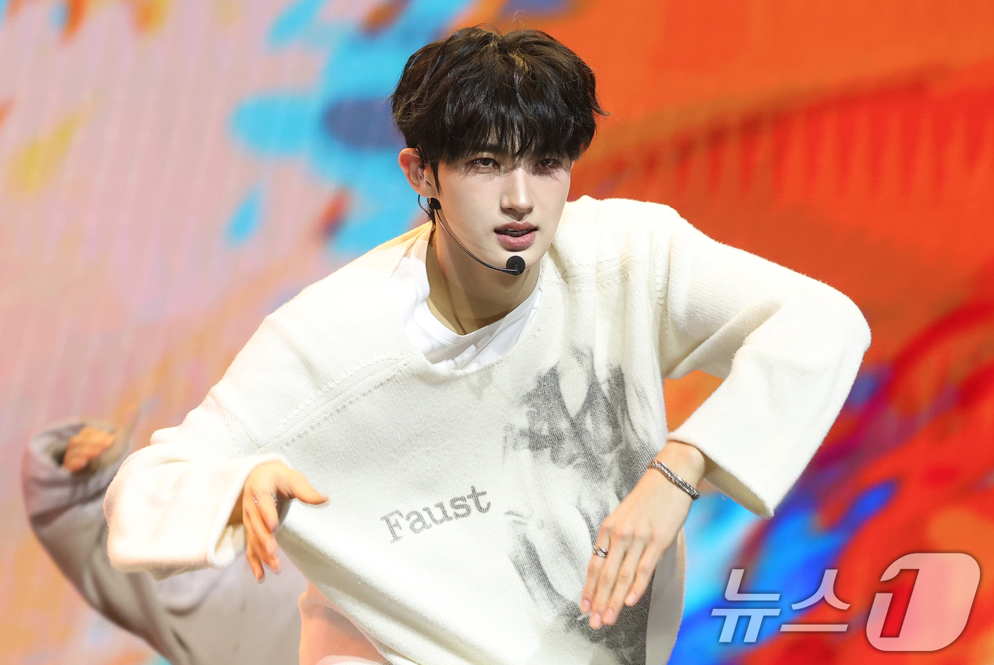 (서울=뉴스1) 권현진 기자 = 아이덴티티(idntt)의 유닛인 예스위아(yesweare) 김희주가 5일 서울 용산구 한남동 블루스퀘어에서 가진 쇼케이스에서 화려한 무대를 선보이고 …