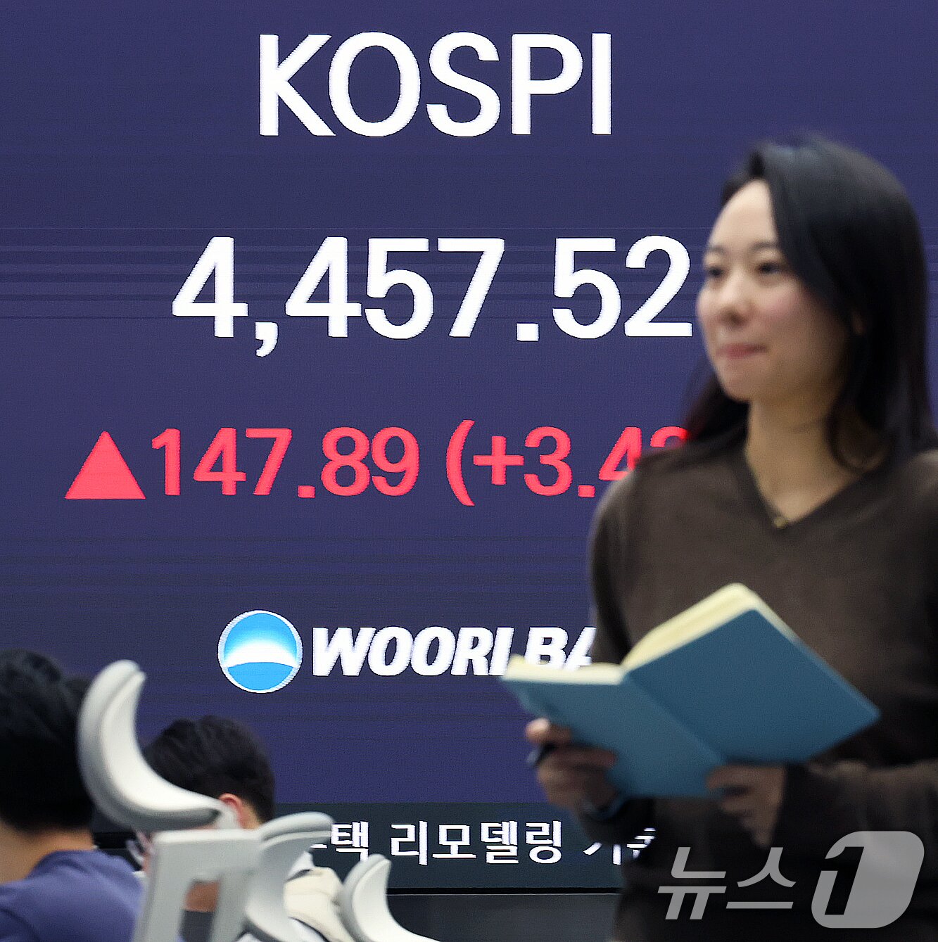 본문 이미지 - 코스피가 국내 반도체 대장주 삼성전자·SK하이닉스의 강세에 힘입어 사상 최고치 기록을 갈아치운 5일 오후 서울 중구 우리은행 본점 딜링룸 전광판에 종가가 표시되고 있다. 2026.1.5/뉴스1 ⓒ News1 오대일 기자