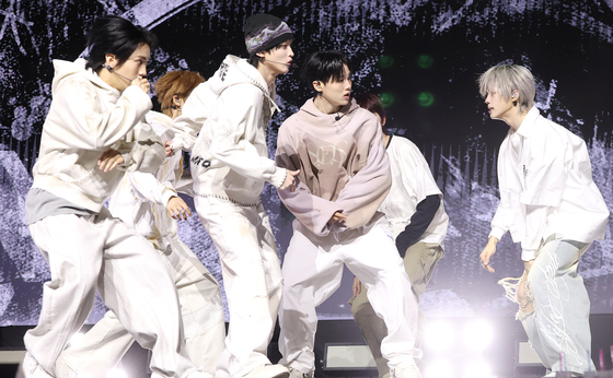 아이덴티티, 꽉 찬 무대