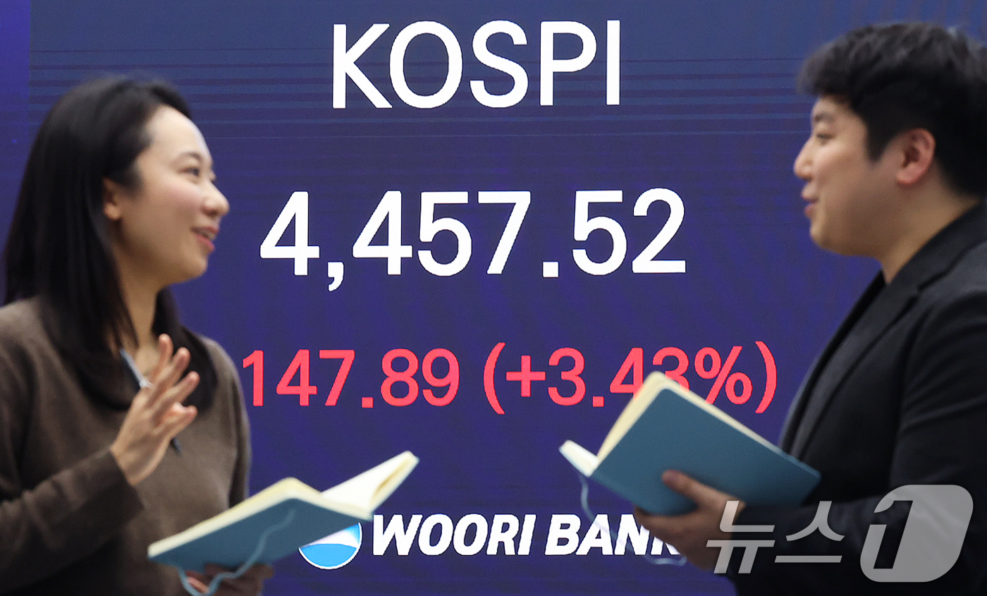 (서울=뉴스1) 오대일 기자 = 코스피가 국내 반도체 대장주 삼성전자·SK하이닉스의 강세에 힘입어 사상 최고치 기록을 갈아치운 5일 오후 서울 중구 우리은행 본점 딜링룸 전광판에 …