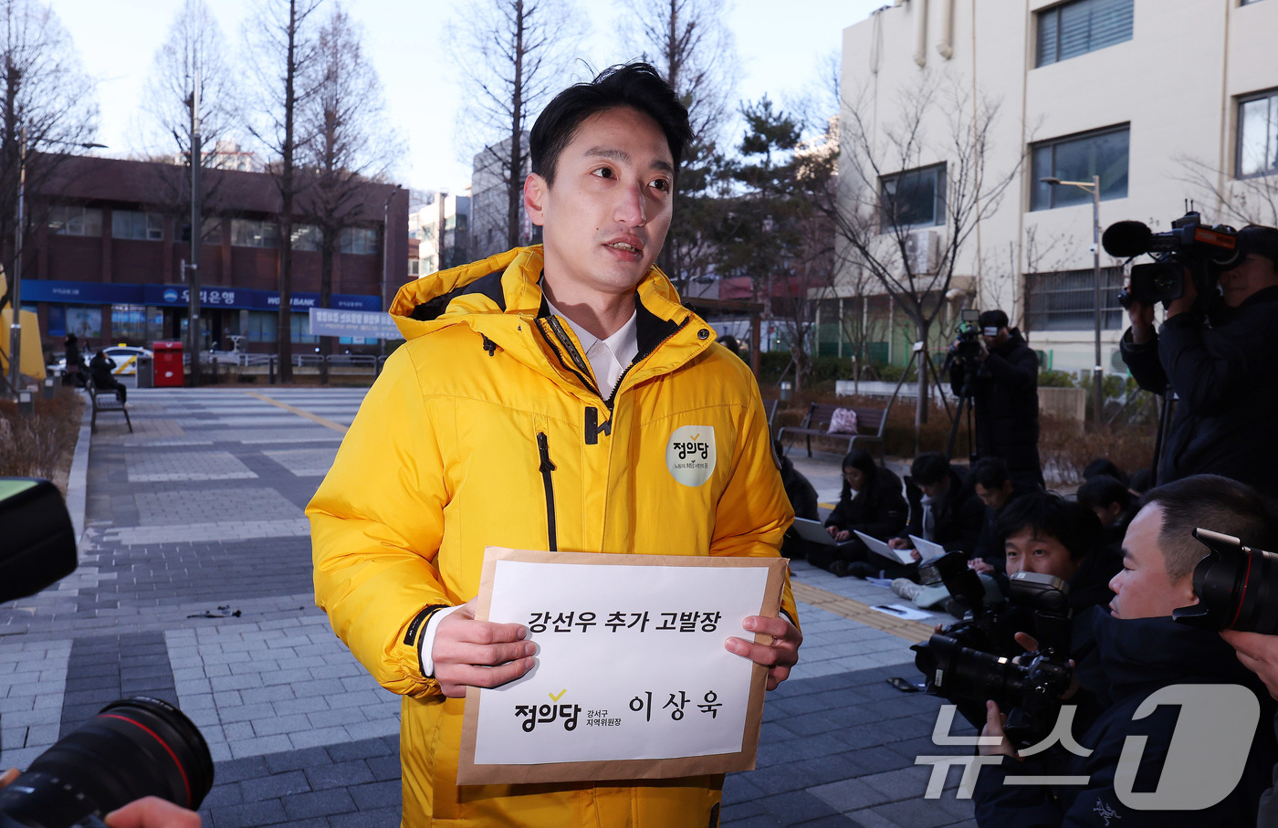 (서울=뉴스1) 박지혜 기자 = 강선우 의원의 '공천헌금' 의혹을 공직선거법 위반 혐의로 고발한 이상욱 정의당 강서구위원장이 5일 서울 강서구 강서경찰서에 조사를 받기 위해 출석하 …