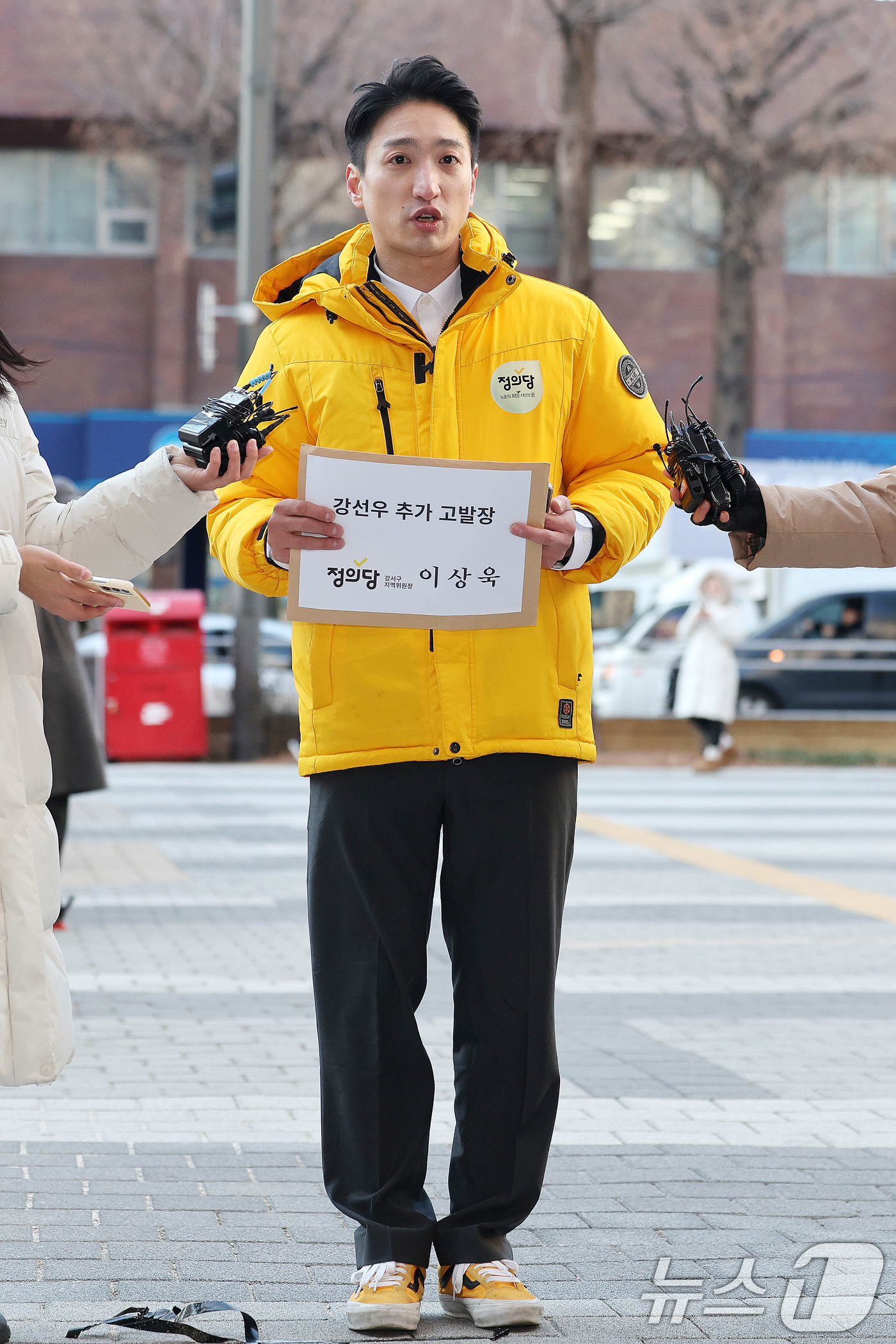 (서울=뉴스1) 박지혜 기자 = 강선우 의원의 '공천헌금' 의혹을 공직선거법 위반 혐의로 고발한 이상욱 정의당 강서구위원장이 5일 서울 강서구 강서경찰서에 조사를 받기 위해 출석하 …