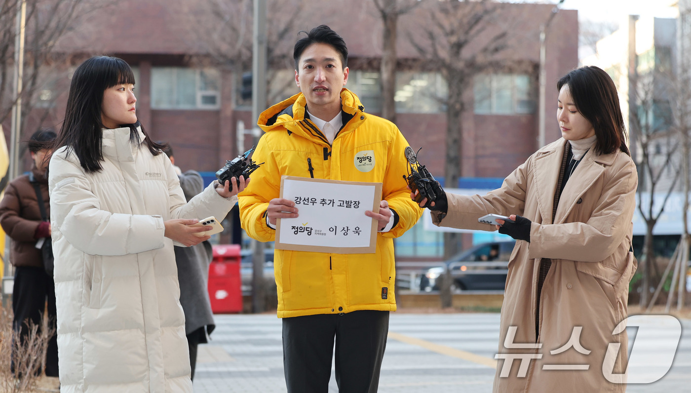 (서울=뉴스1) 박지혜 기자 = 강선우 의원의 '공천헌금' 의혹을 공직선거법 위반 혐의로 고발한 이상욱 정의당 강서구위원장이 5일 서울 강서구 강서경찰서에 조사를 받기 위해 출석하 …