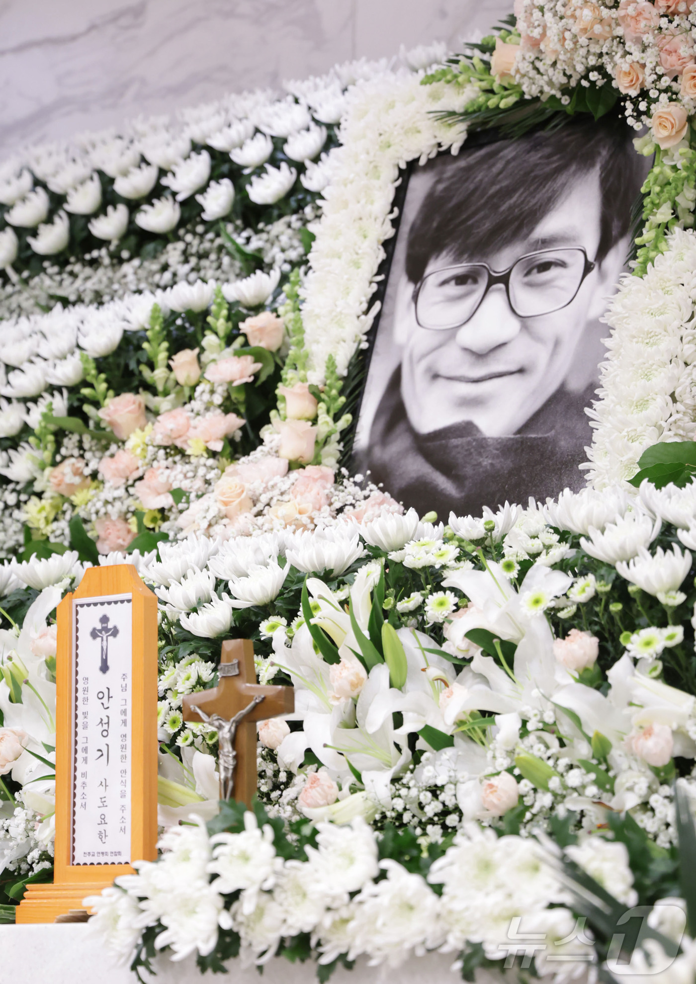 (서울=뉴스1) 사진공동취재단 = 5일 서울 서초구 서울성모병원 장례식장에 마련된 배우 故 안성기씨의 빈소에 고인의 영정사진이 놓여 있다. 2026.1.5/뉴스1