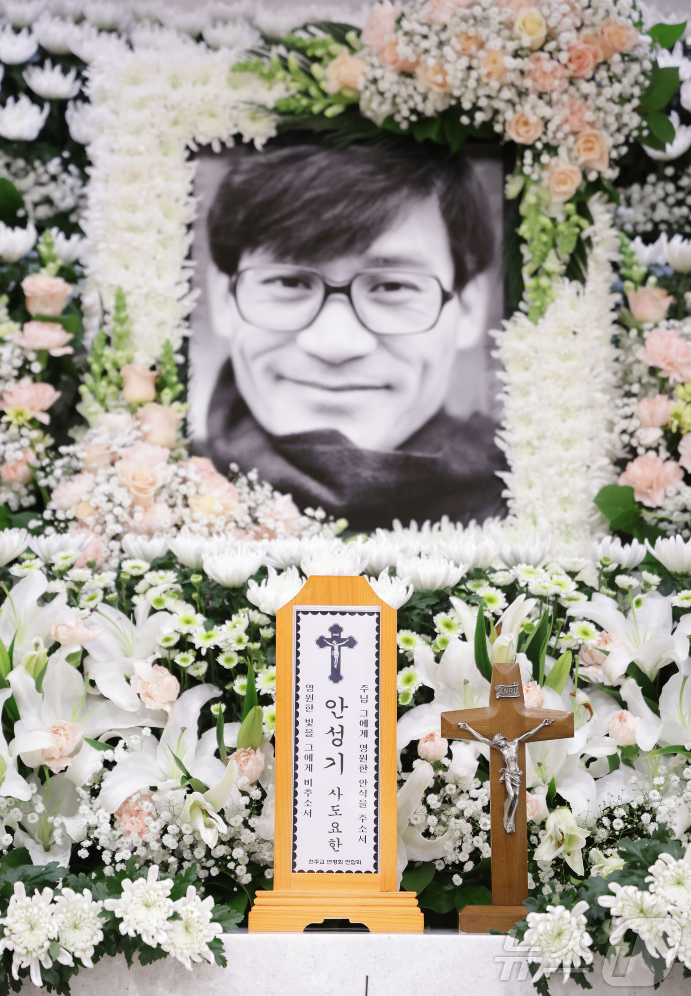 (서울=뉴스1) 사진공동취재단 = 5일 서울 서초구 서울성모병원 장례식장에 마련된 배우 故 안성기씨의 빈소에 고인의 영정사진이 놓여 있다. 2026.1.5/뉴스1