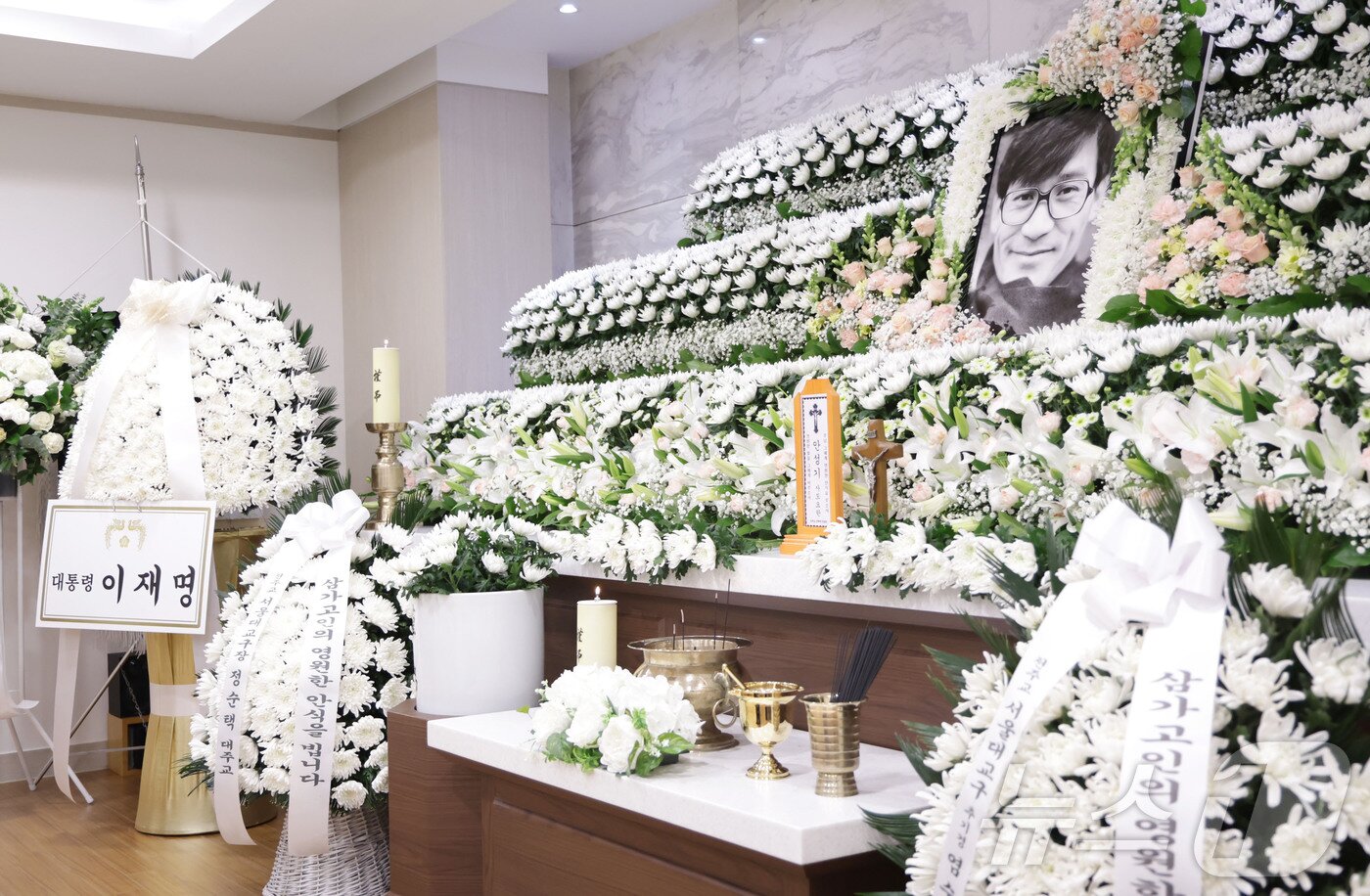 본문 이미지 - 5일 서울 서초구 서울성모병원 장례식장에 마련된 배우 故 안성기씨의 빈소에 이재명 대통령과 천주교 서울대교구 정순택 대주교의 근조화환이 놓여있다. 2026.1.5/뉴스1 ⓒ News1 사진공동취재단