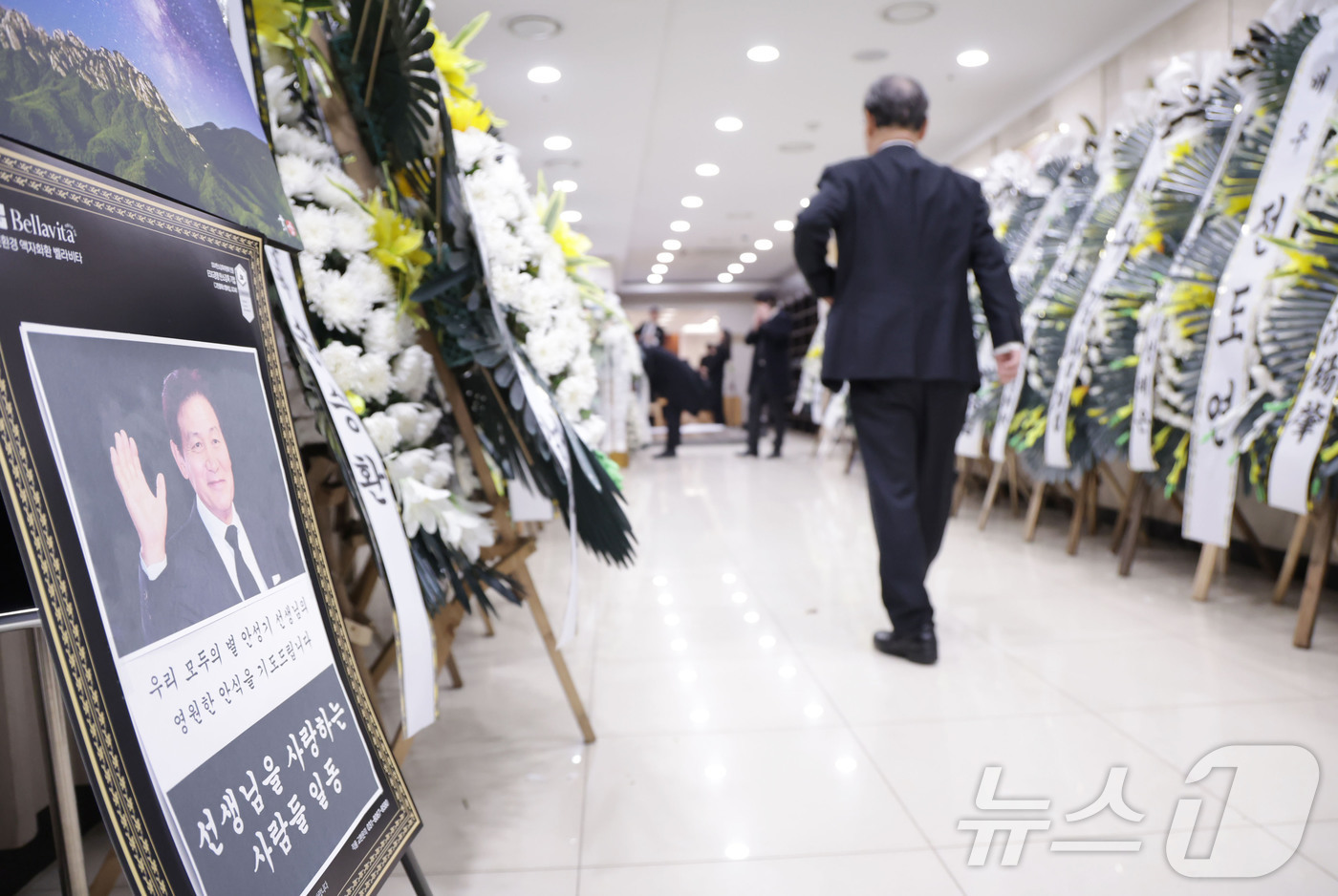 (서울=뉴스1) 사진공동취재단 = 5일 배우 故 안성기 씨의 빈소가 마련된 서울 서초구 서울성모병원 장례식장에 연예계 및 각계에서 보낸 근조화환이 놓여 있다. 2026.1.5/뉴스 …