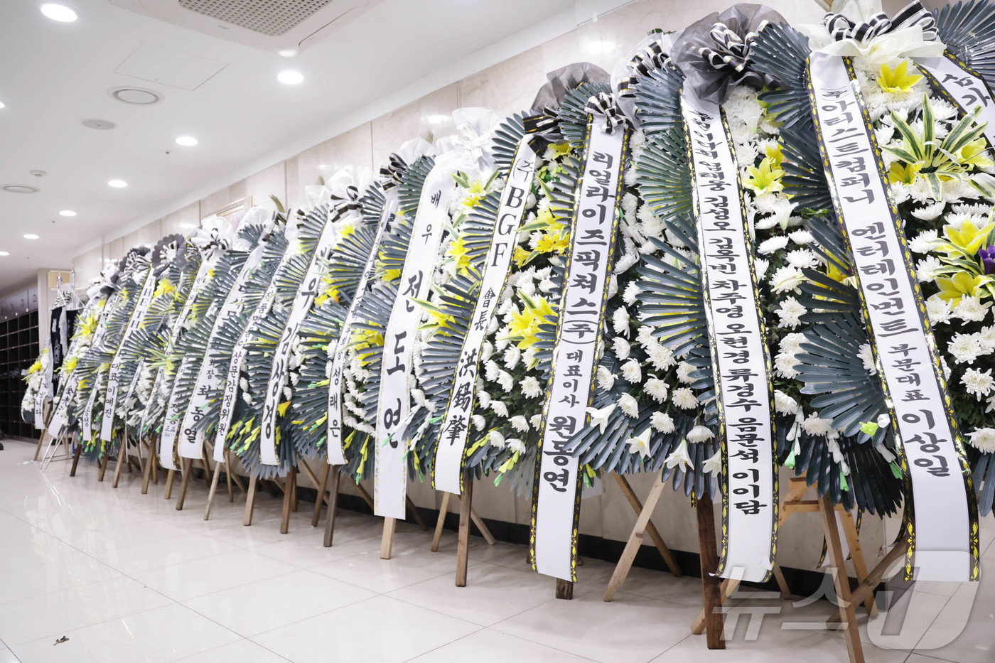 (서울=뉴스1) 사진공동취재단 = 5일 배우 故 안성기 씨의 빈소가 마련된 서울 서초구 서울성모병원 장례식장에 연예계 및 각계에서 보낸 근조화환이 놓여 있다. 2026.1.5/뉴스 …