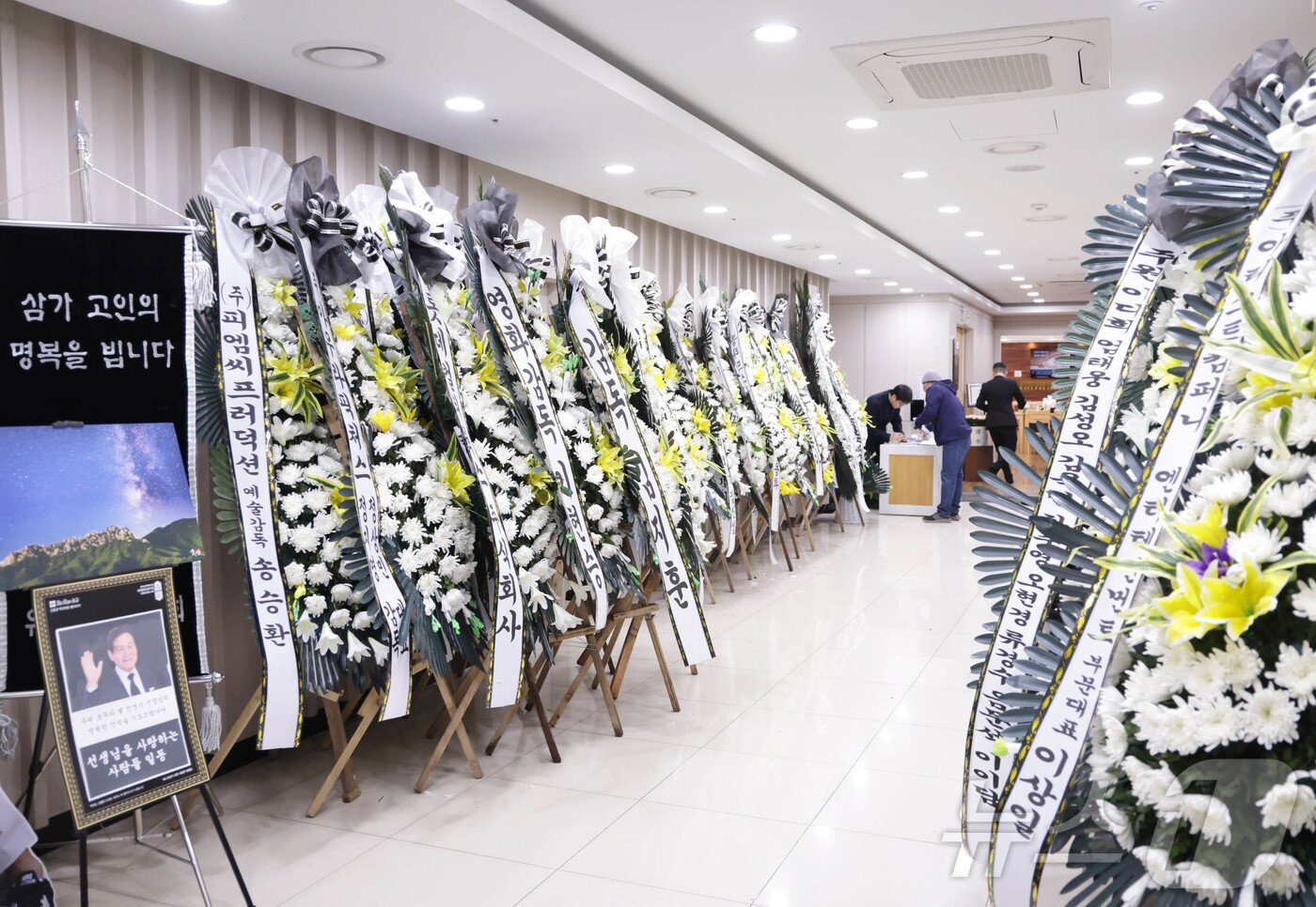 본문 이미지 - 5일 배우 故 안성기 씨의 빈소가 마련된 서울 서초구 서울성모병원 장례식장에 연예계 및 각계에서 보낸 근조화환이 놓여 있다. 2026.1.5/뉴스1 ⓒ News1 사진공동취재단
