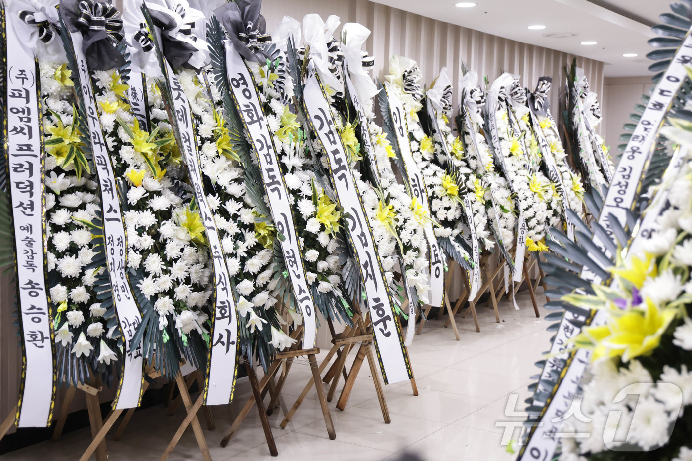 (서울=뉴스1) 사진공동취재단 = 5일 배우 故 안성기 씨의 빈소가 마련된 서울 서초구 서울성모병원 장례식장에 연예계 및 각계에서 보낸 근조화환이 놓여 있다. 2026.1.5/뉴스 …