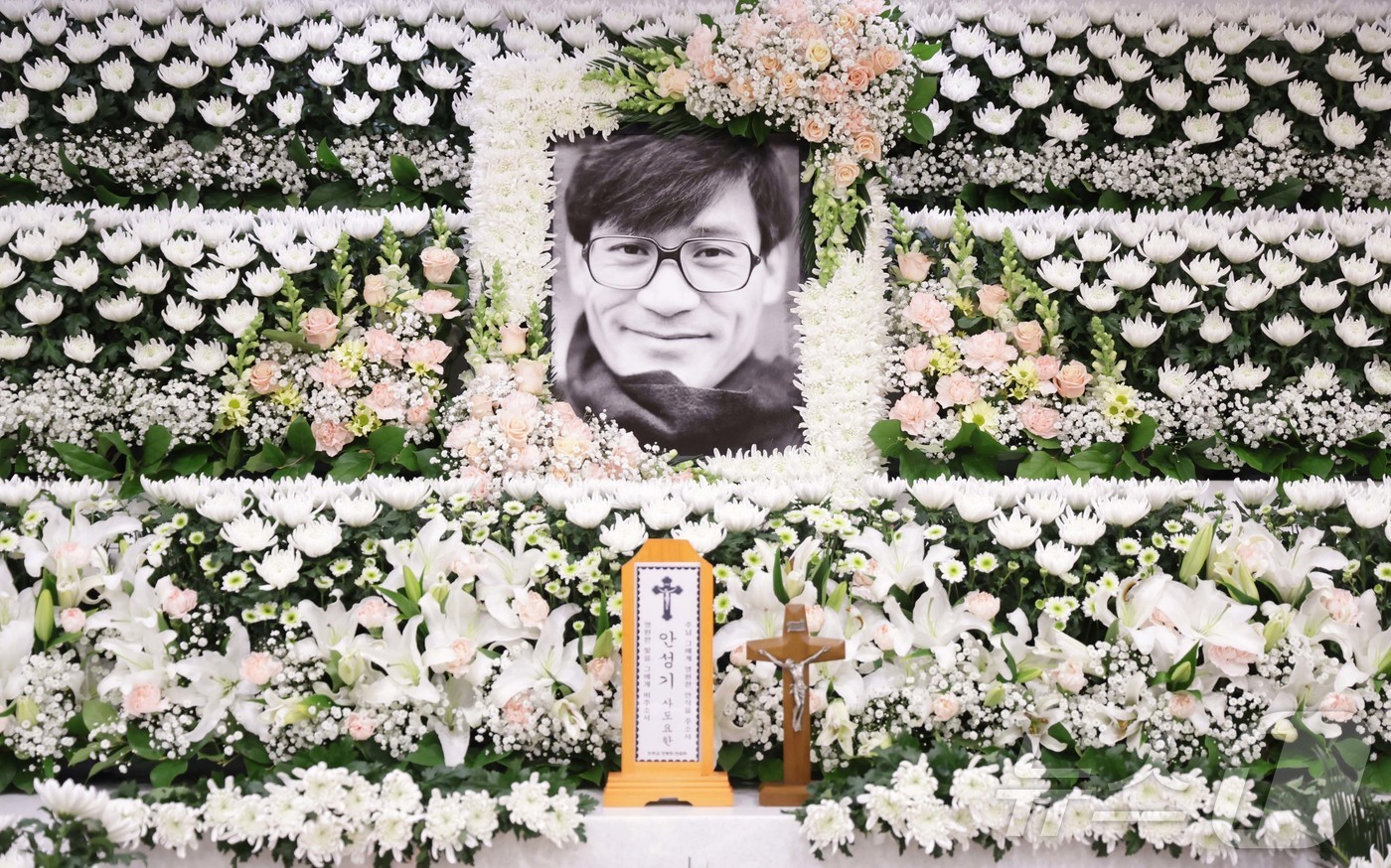 (서울=뉴스1) 사진공동취재단 = 5일 서울 서초구 서울성모병원 장례식장에 마련된 배우 故 안성기씨의 빈소에 고인의 영정사진이 놓여 있다. 2026.1.5/뉴스1