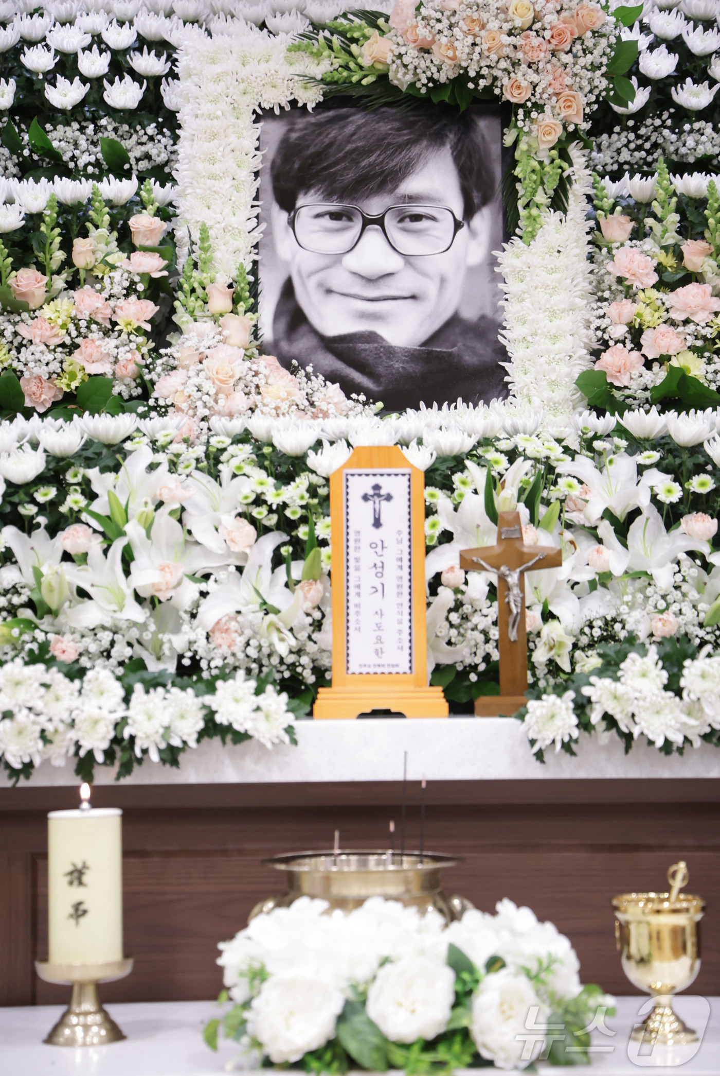 (서울=뉴스1) 사진공동취재단 = 5일 서울 서초구 서울성모병원 장례식장에 마련된 배우 故 안성기씨의 빈소에 고인의 영정사진이 놓여 있다.  2026.1.5/뉴스1