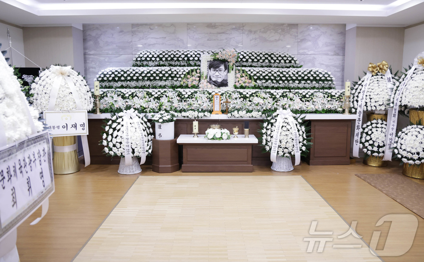 (서울=뉴스1) 사진공동취재단 = 5일 서울 서초구 서울성모병원 장례식장에 마련된 배우 故 안성기씨의 빈소에 이재명 대통령을 비롯한 여러 근조화환이 놓여있다. 2026.1.5/뉴스 …
