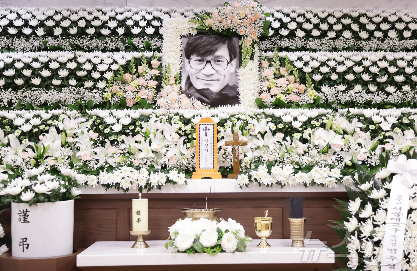 (서울=뉴스1) 사진공동취재단 = 5일 배우 故 안성기씨의 빈소가 서울 서초구 서울성모병원 장례식장에 마련 돼 있다. 2026.1.5/뉴스1
