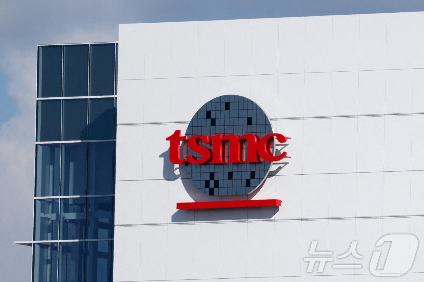 본문 이미지 - 대만 가오슝에 위치한 TSMC 제조 공장. 2025.6.7 ⓒ 로이터=뉴스1 ⓒ News1 정은지 특파원