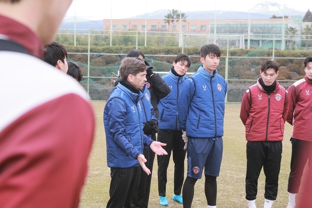 제주SK, 코스타 감독 체제 첫 훈련 돌입…"강한 팀 문화 만들겠다"