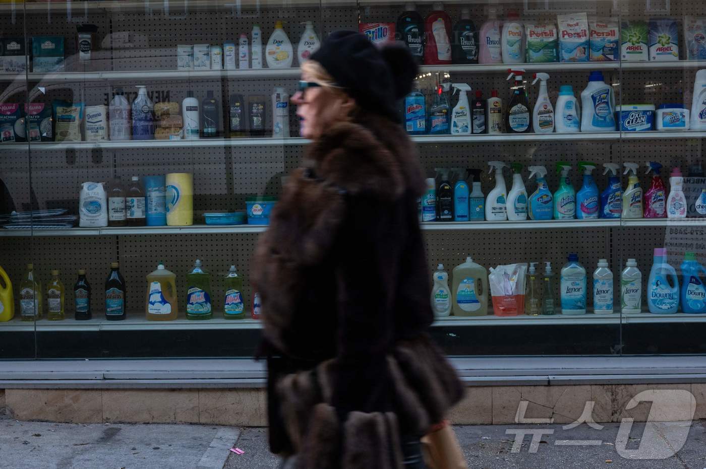 본문 이미지 -  미국 소비자의 경기판단 지수를 나타내는 11월 소비자신뢰지수는 4월 이후 최저 수준으로 떨어졌다. 2025.12.13. ⓒ AFP=뉴스1 ⓒ News1 이정환 기자