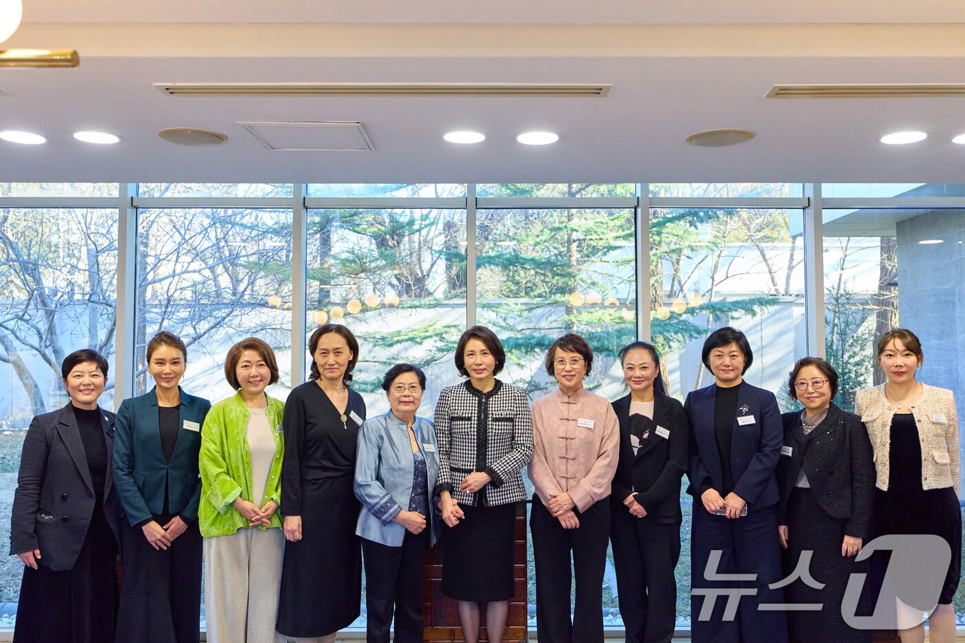 본문 이미지 - 김혜경 여사가 5일 베이징 주중 한국대사관저에서 열린 한중 가교 역할 중국인 여성 초청 한식 오찬 간담회에서 참석자들과 기념촬영을 하고 있다. (공동취재) 2026.1.5/뉴스1 ⓒ News1 허경 기자