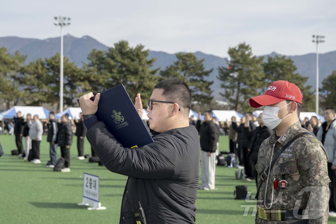 (창원=뉴스1) 윤일지 기자 = 5일 오후 경남 창원 진해구 해군교육사령부 연병장에서 열린 해군병 721기 입영식에서 훈련병들이 선서를 하고 있다. (해군교육사령부 제공. 재판매 …