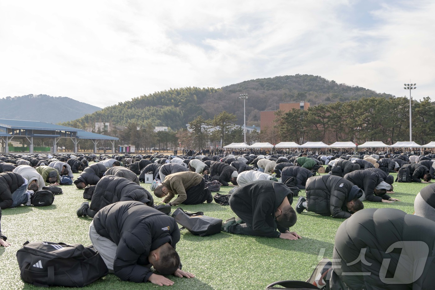 (창원=뉴스1) 윤일지 기자 = 5일 오후 경남 창원 진해구 해군교육사령부 연병장에서 열린 해군병 721기 입영식에서 훈련병들이 큰절을 하고 있다. (해군교육사령부 제공. 재판매 …