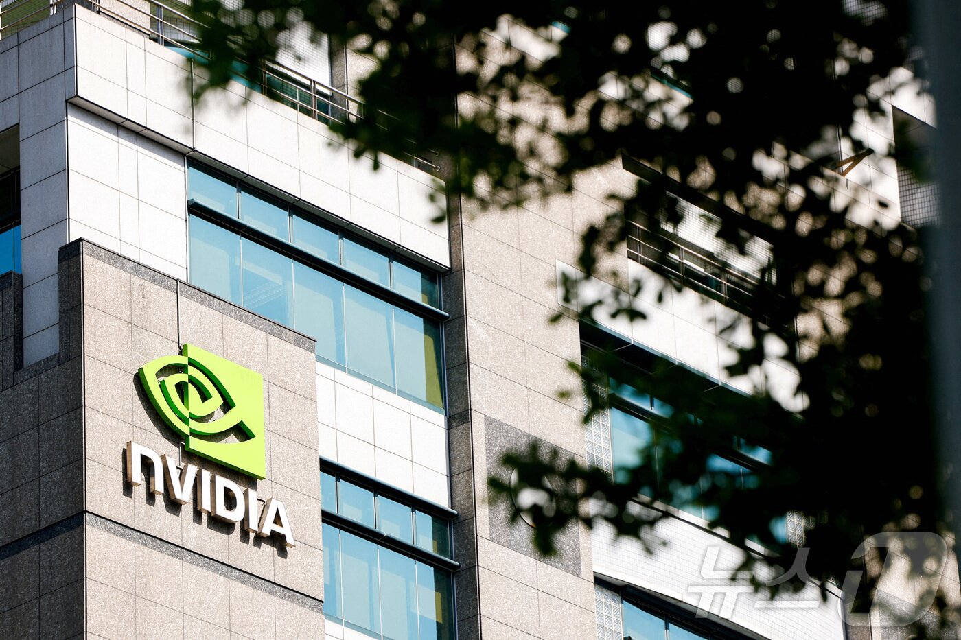 본문 이미지 - 엔비디아 로고, FILE PHOTO: The NVIDIA logo is displayed on a building in Taipei ⓒ 로이터=뉴스1