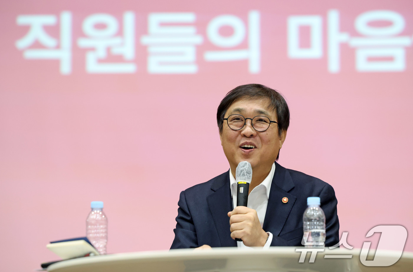 (서울=뉴스1) = 최휘영 문화체육관광부 장관이 5일 정부세종청사에서 열린 새해 첫 번째 직원과의 타운홀 미팅 ‘15도 삐딱하게 일하는 문체부-직원들의 마음을 듣다’에 참석해 직원 …