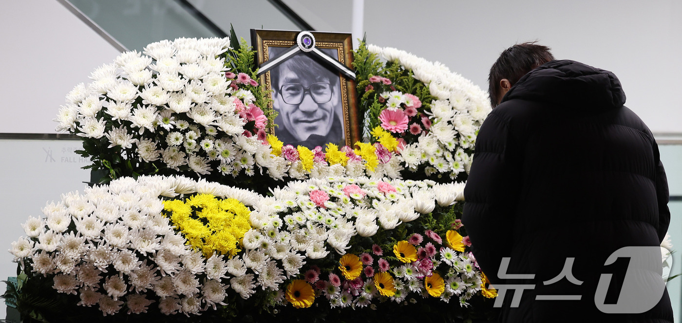 (서울=뉴스1) 박지혜 기자 = 5일 서울 중구 서울영화센터에 마련된 고 안성기의 추모 공간을 찾은 시민이 조문을 하고 있다.안성기는 이날 오전 9시 서울 용산구 순천향대병원 중환 …