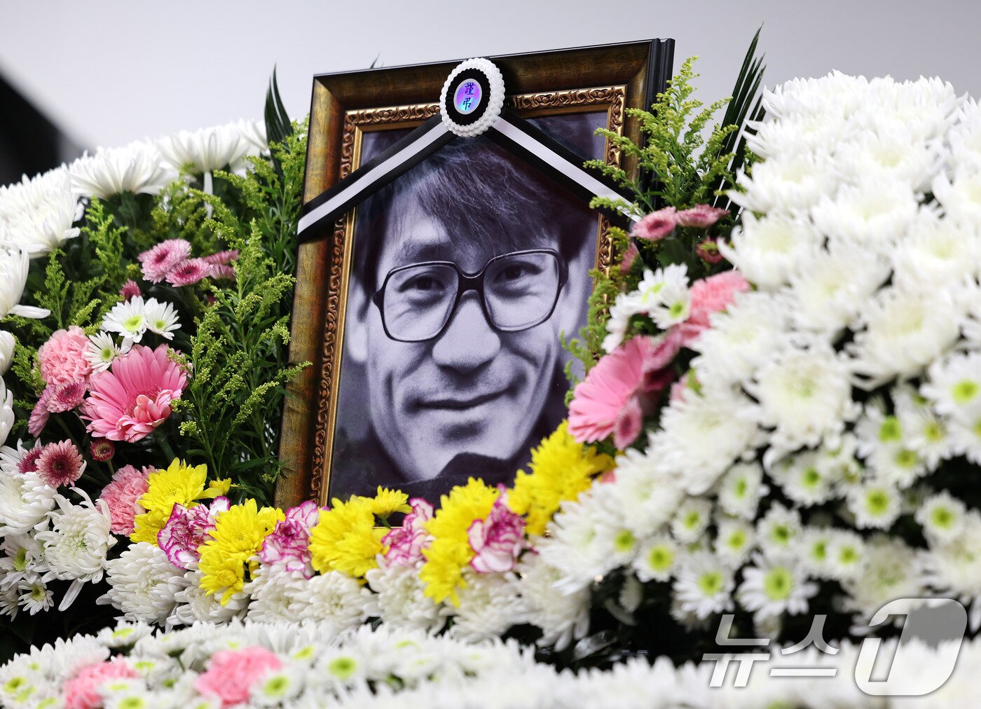 본문 이미지 - 지난 5일 서울 중구 서울영화센터에 고 안성기의 추모 공간이 마련돼 있다. 안성기는 이날 오전 9시 서울 용산구 순천향대병원 중환자실에서 가족들이 지켜보는 가운데 눈을 감았다. 향년 74세. 2026.1.5/뉴스1 ⓒ News1 박지혜 기자