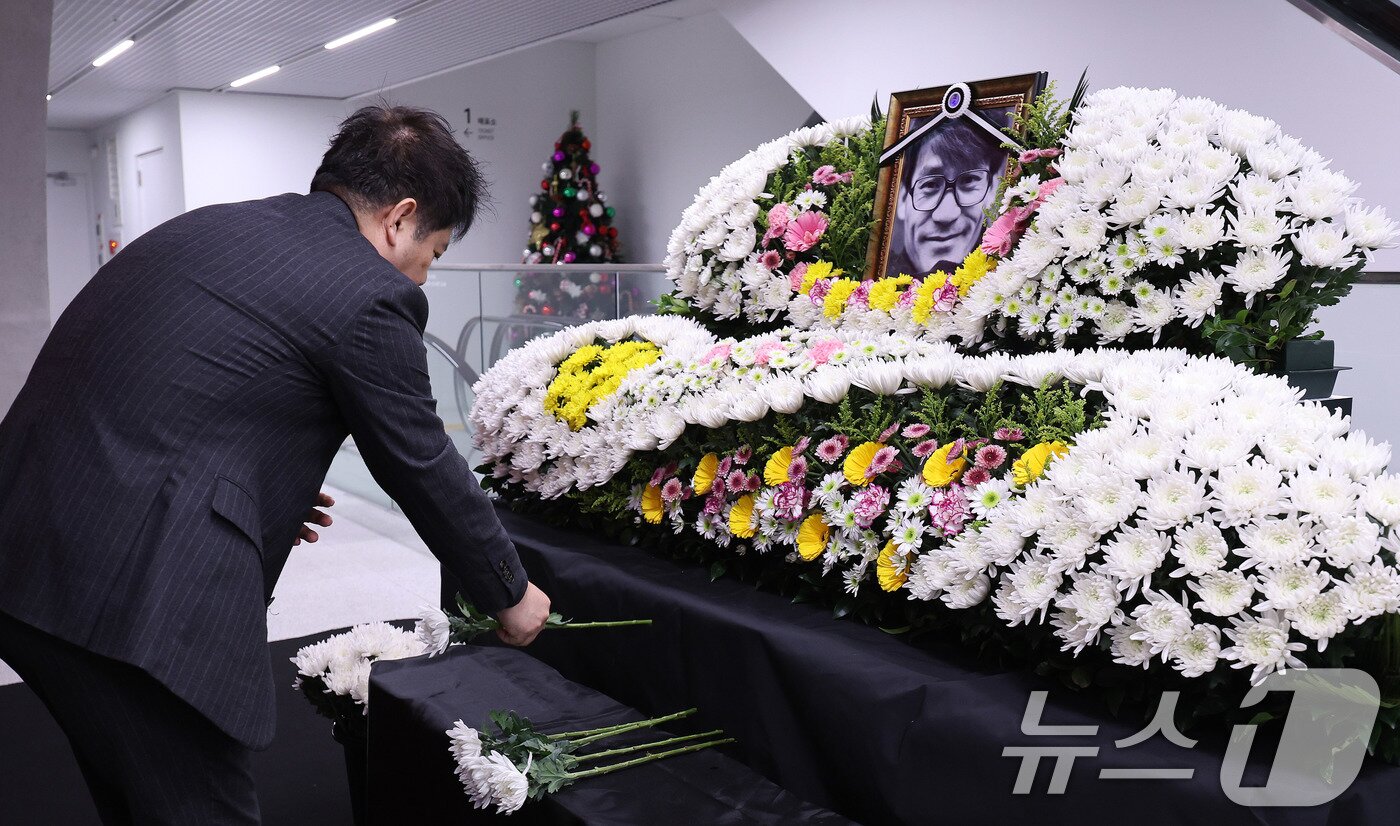 본문 이미지 - 5일 서울 중구 서울영화센터에 마련된 고 안성기의 추모 공간을 찾은 시민이 조문을 하고 있다. 2026.1.5/뉴스1 ⓒ News1 박지혜 기자