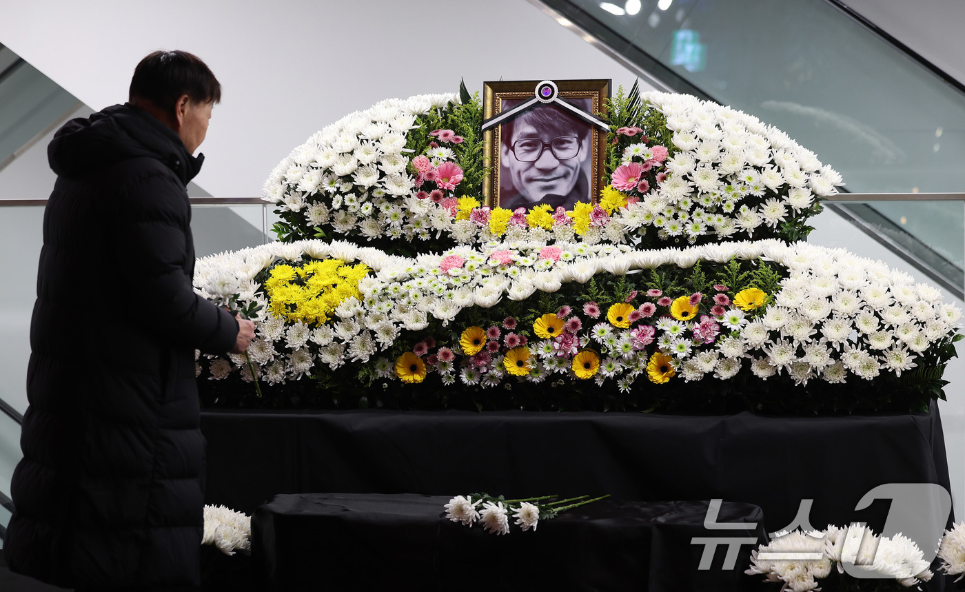 (서울=뉴스1) 박지혜 기자 = 5일 서울 중구 서울영화센터에 마련된 고 안성기의 추모 공간을 찾은 시민이 조문을 하고 있다.서울영화센터 고 안성기 추모 공간은 8일 오후 6시까지 …