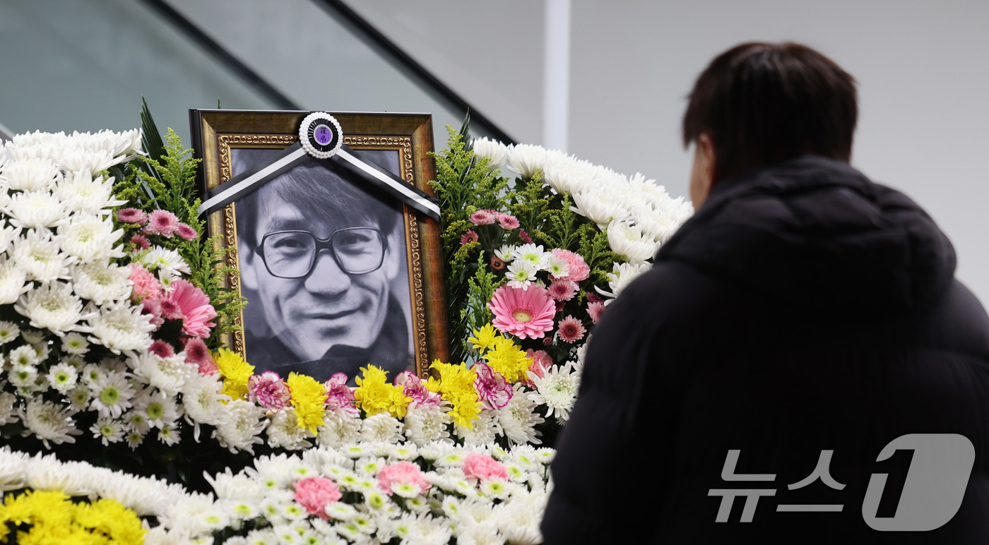 (서울=뉴스1) 박지혜 기자 = 5일 서울 중구 서울영화센터에 마련된 고 안성기의 추모 공간을 찾은 시민이 조문을 하고 있다.서울영화센터 고 안성기 추모 공간은 8일 오후 6시까지 …