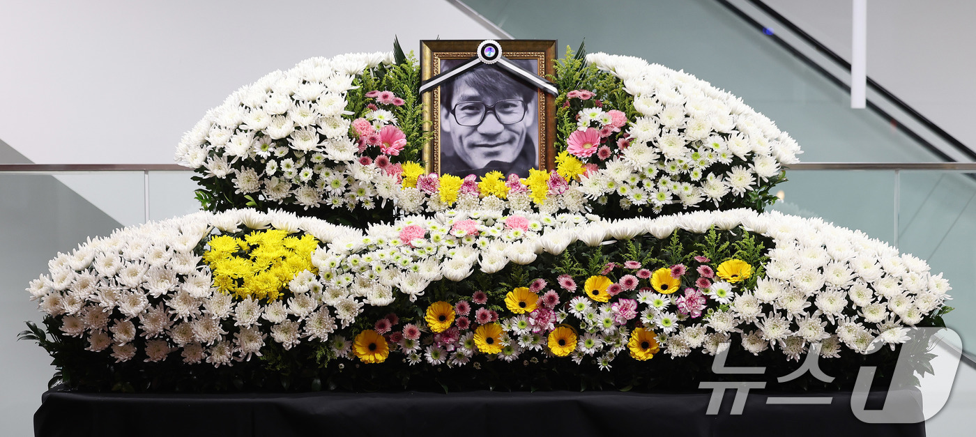 (서울=뉴스1) 박지혜 기자 = 5일 서울 중구 서울영화센터에 고 안성기의 추모 공간이 마련돼 있다.안성기는 이날 오전 9시 서울 용산구 순천향대병원 중환자실에서 가족들이 지켜보는 …