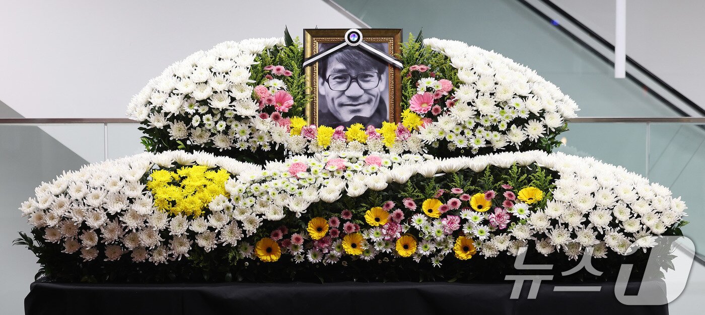 본문 이미지 - 5일 서울 중구 서울영화센터에 고 안성기의 추모 공간이 마련돼 있다. 안성기는 이날 오전 9시 서울 용산구 순천향대병원 중환자실에서 가족들이 지켜보는 가운데 눈을 감았다. 향년 74세. 2026.1.5/뉴스1 ⓒ News1 박지혜 기자